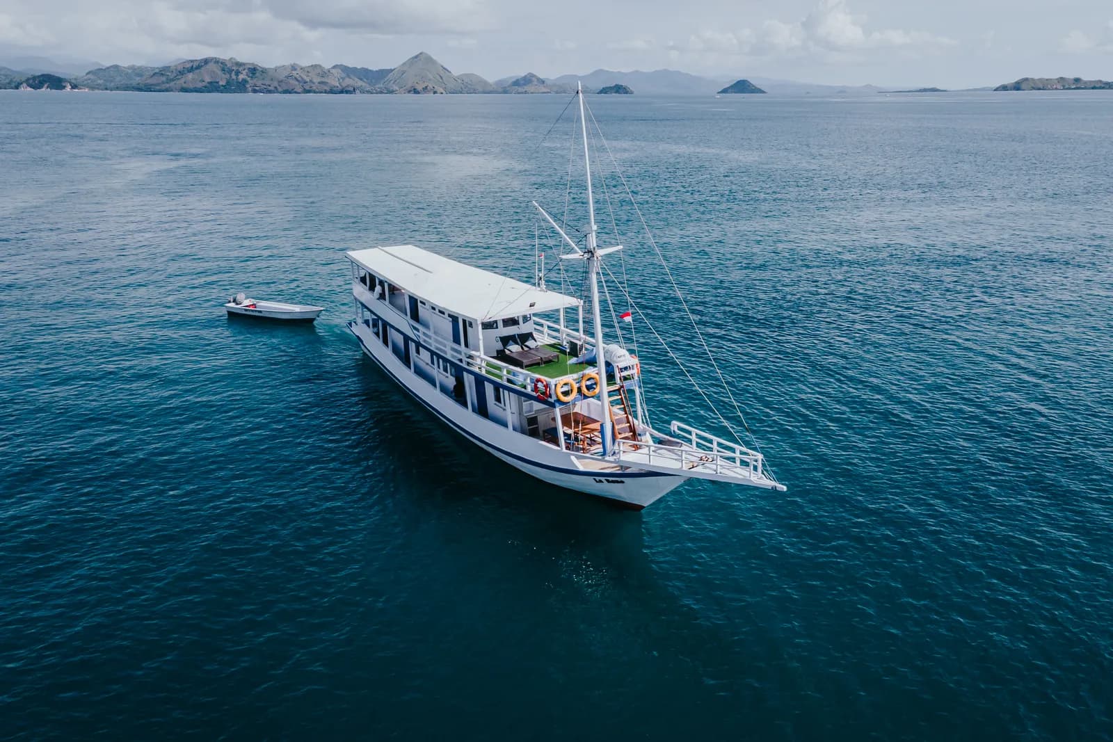 Komodo Tour 2D1N - La Dyana Phinisi - Komodo Labuan Bajo Phinisi Boat Tour Package