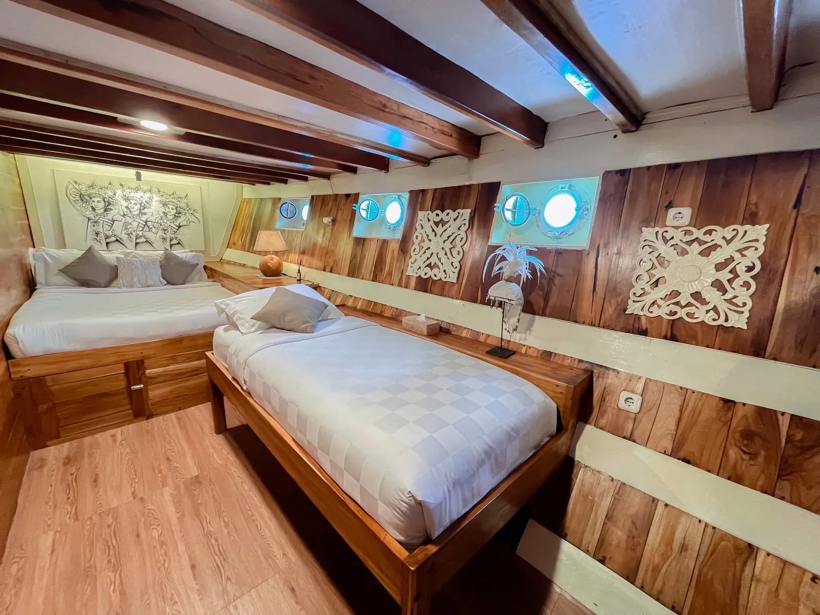 Balinese Cabin - Komodo Labuan Bajo Phinisi Boat Cabin
