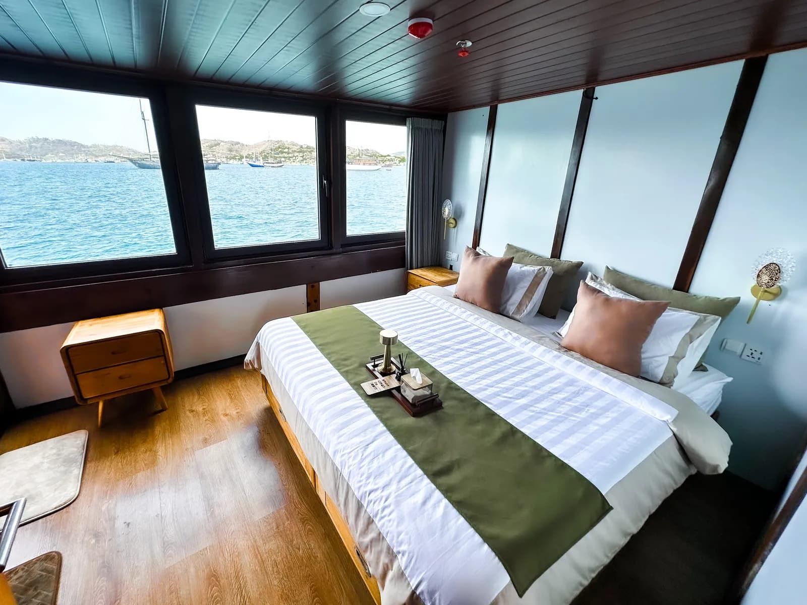 Deluxe Cabin - Komodo Labuan Bajo Phinisi Boat Cabin