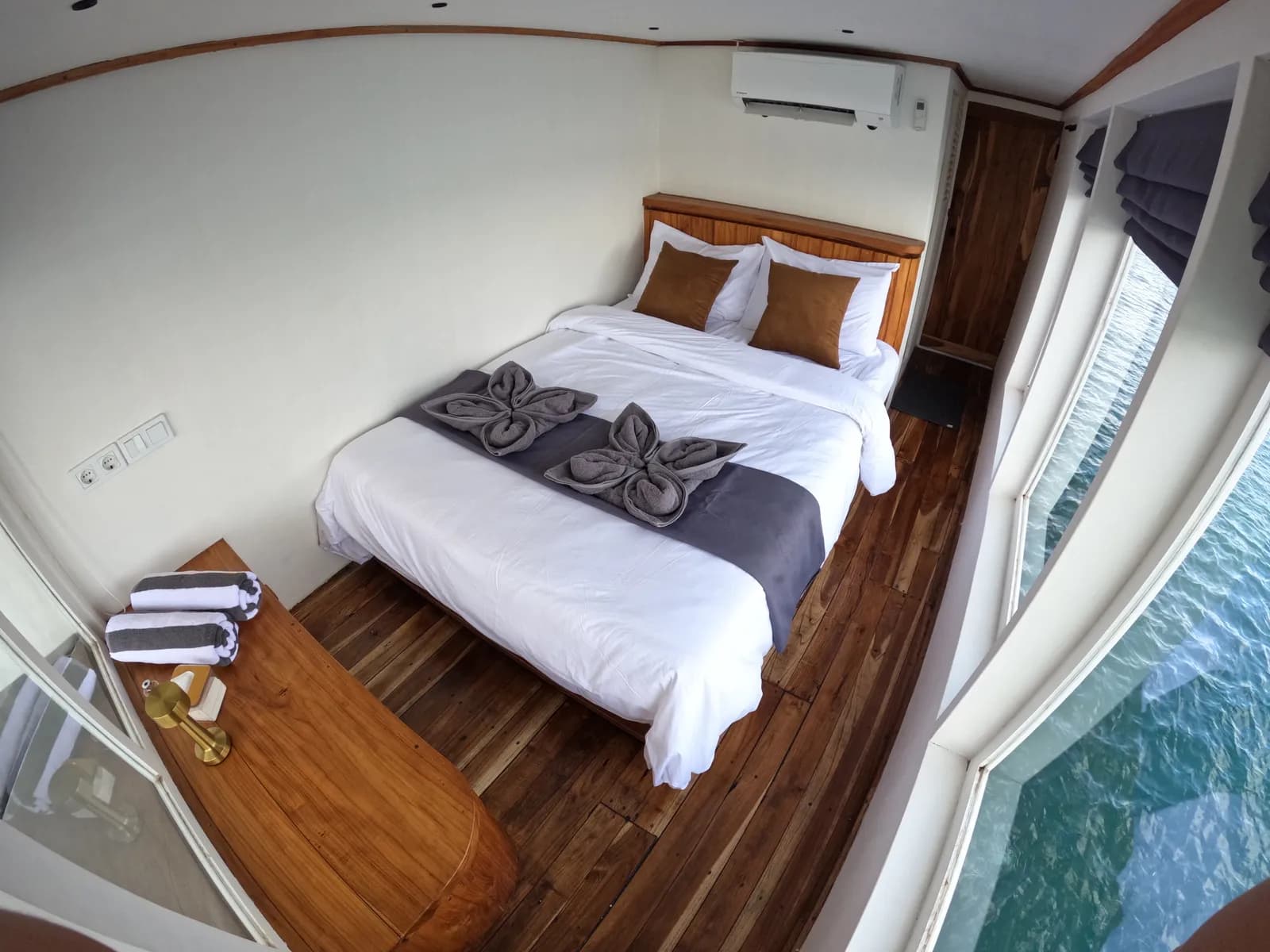 Master Cabin - Komodo Labuan Bajo Phinisi Boat Cabin