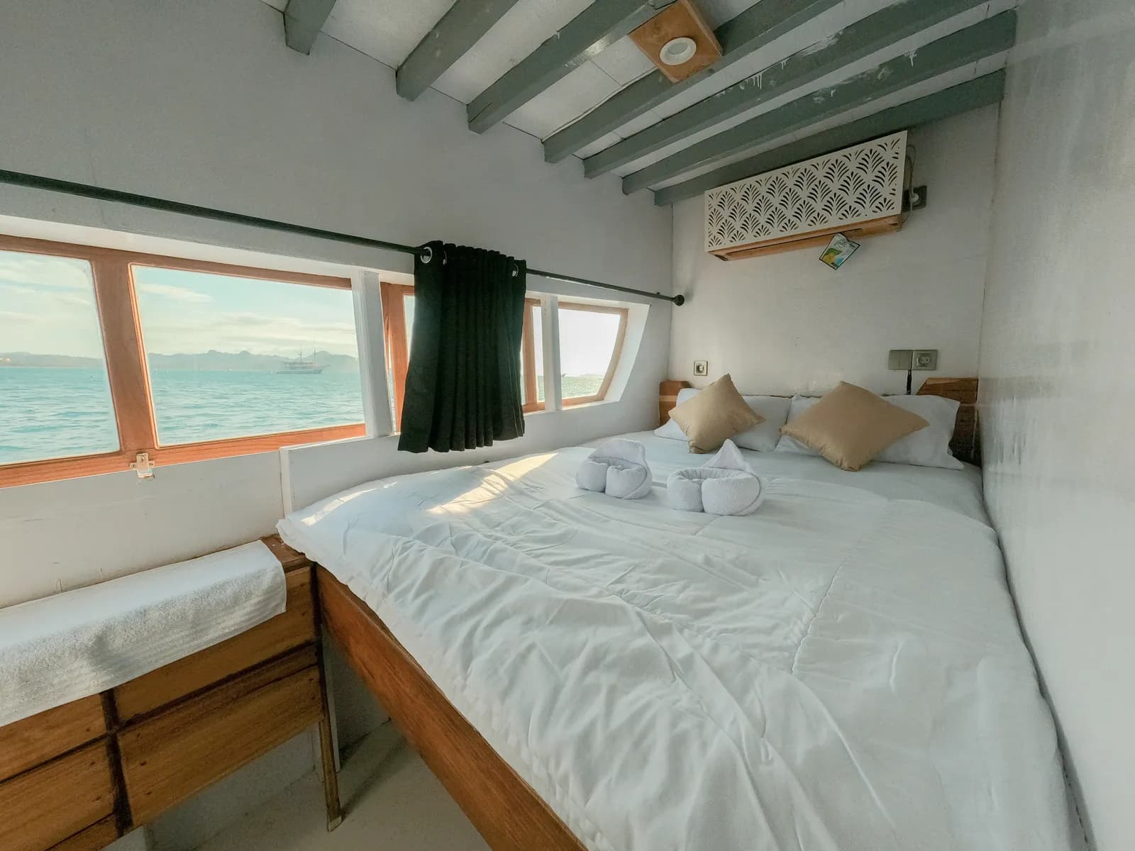 Deluxe Cabin - Komodo Labuan Bajo Phinisi Boat Cabin