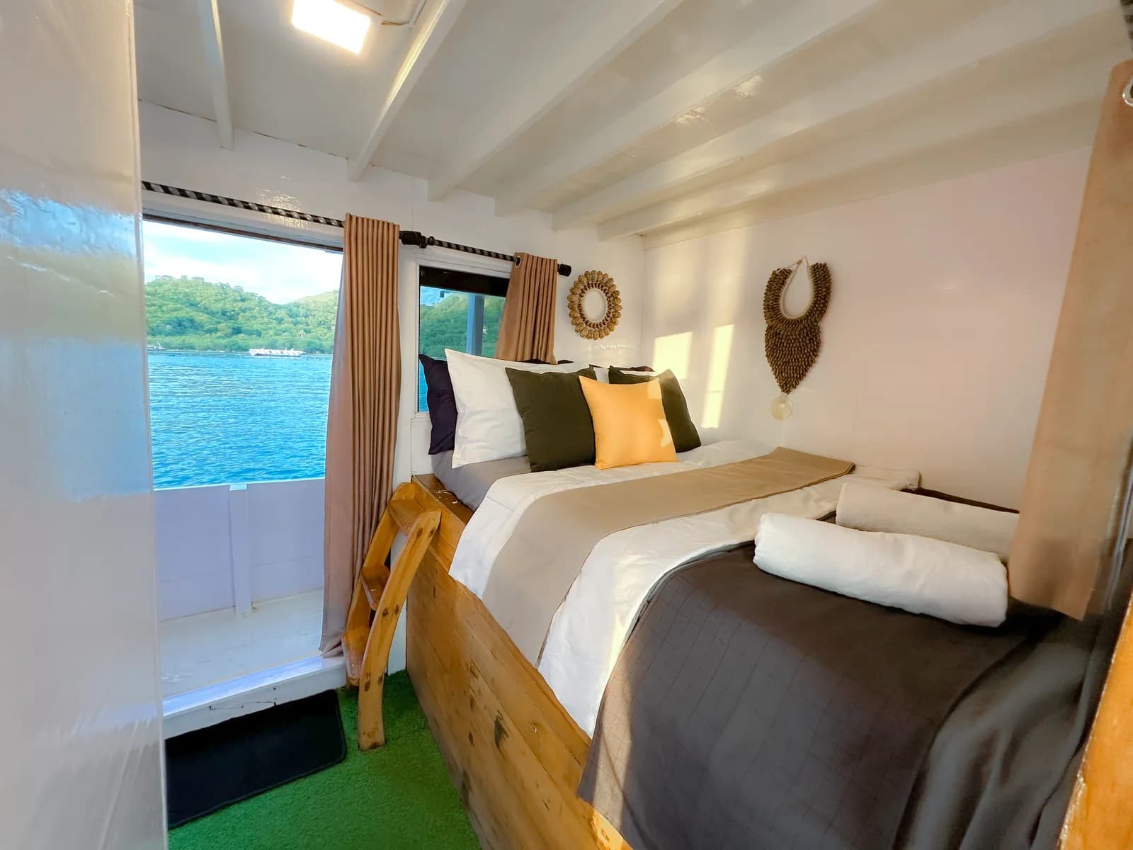 Suite Cabin - Komodo Labuan Bajo Phinisi Boat Cabin