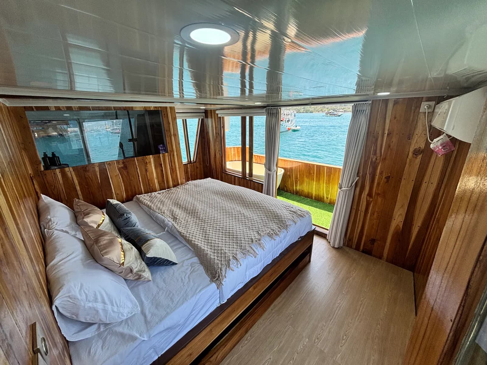 Master Cabin - Komodo Labuan Bajo Phinisi Boat Cabin