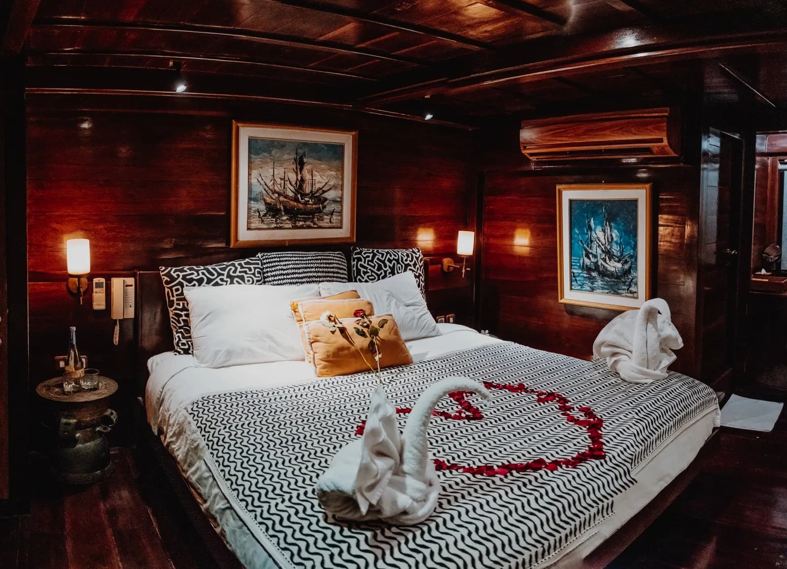 Master Panoramic Balcony - Komodo Labuan Bajo Phinisi Boat Cabin