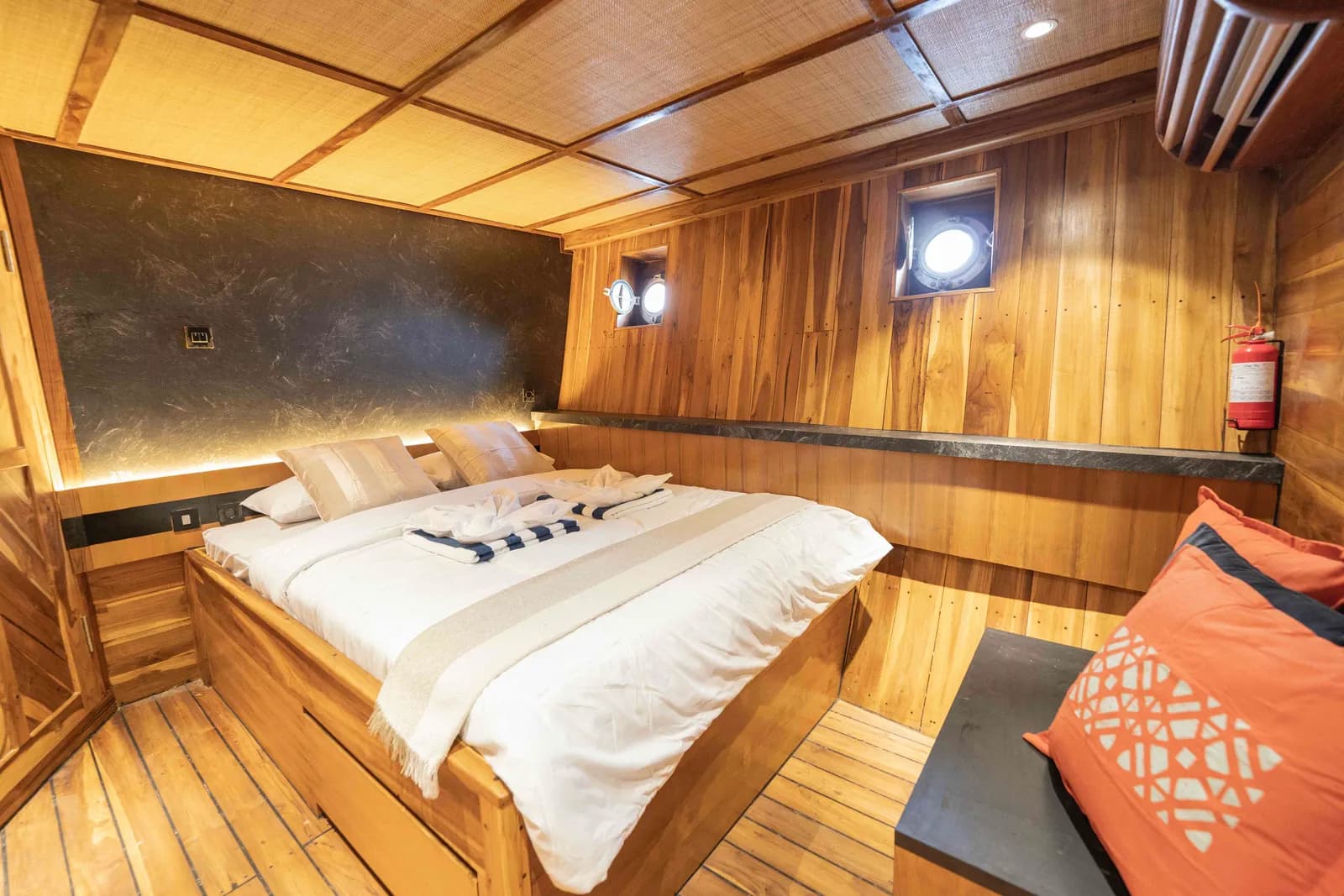 Superior Cabin - Komodo Labuan Bajo Phinisi Boat Cabin