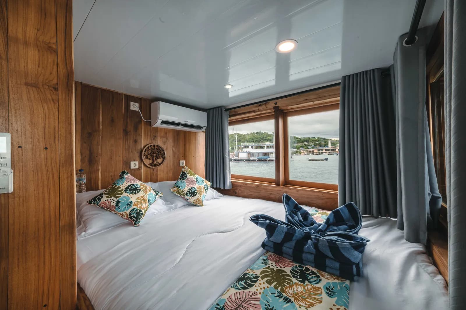Master Balcony - Komodo Labuan Bajo Phinisi Boat Cabin