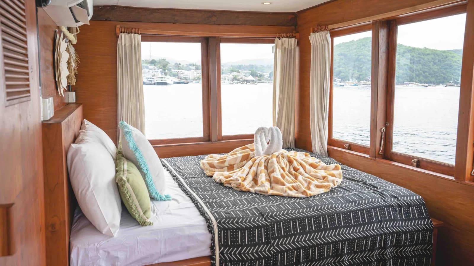 Master Cabin - Komodo Labuan Bajo Phinisi Boat Cabin