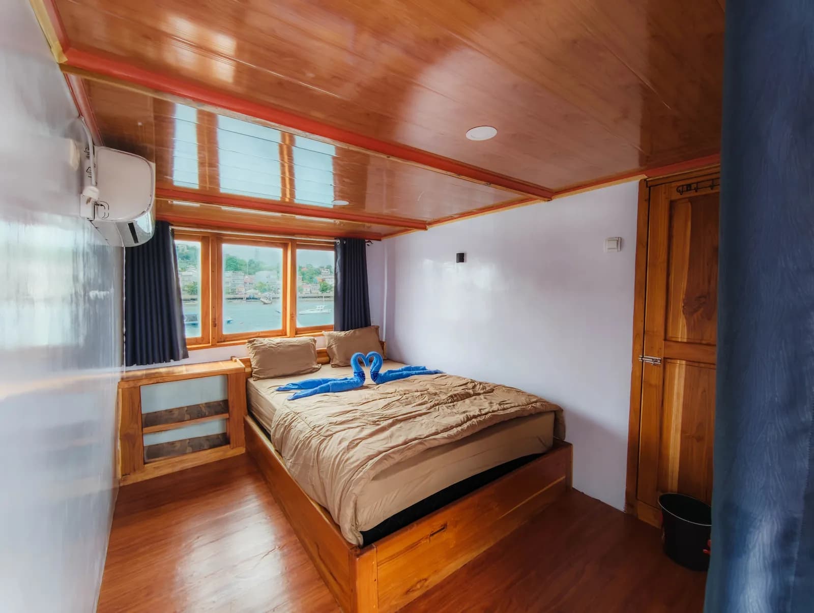 Deluxe Room - Komodo Labuan Bajo Phinisi Boat Cabin