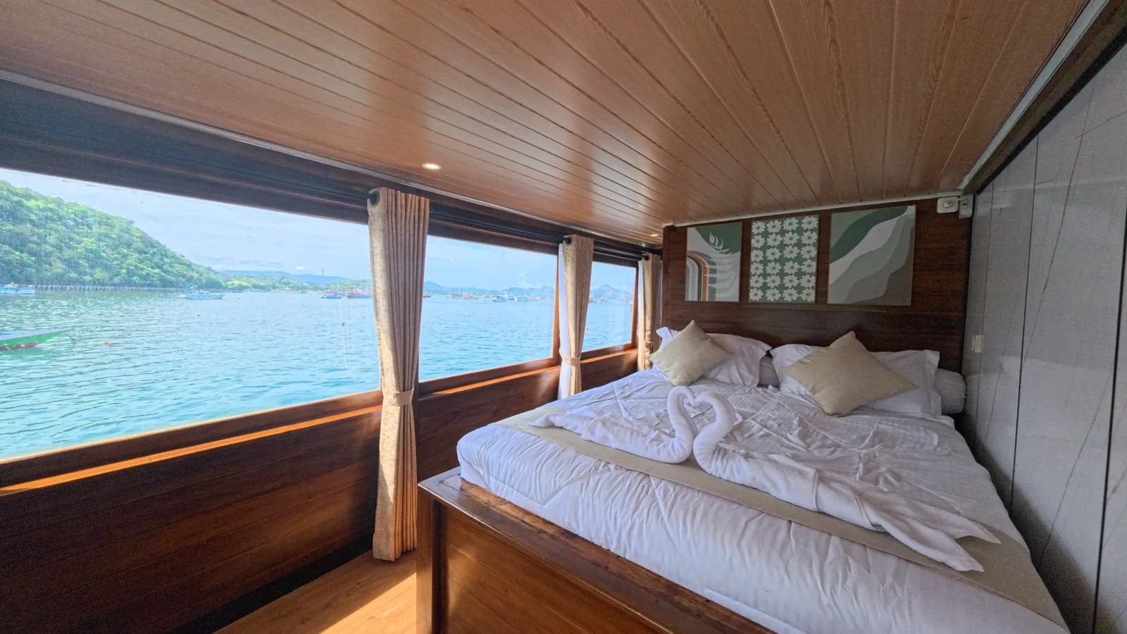 Suite Panoramic Balcony - Komodo Labuan Bajo Phinisi Boat Cabin