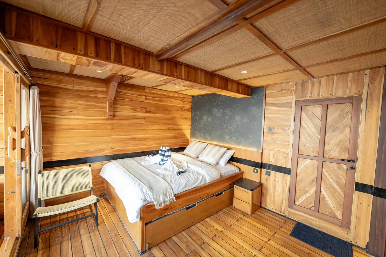 Master Cabin - Komodo Labuan Bajo Phinisi Boat Cabin