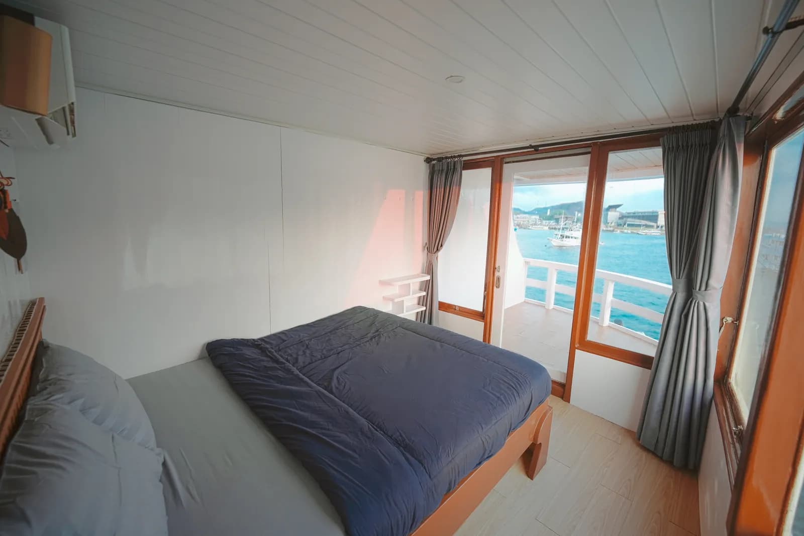 Master Cabin - Komodo Labuan Bajo Phinisi Boat Cabin