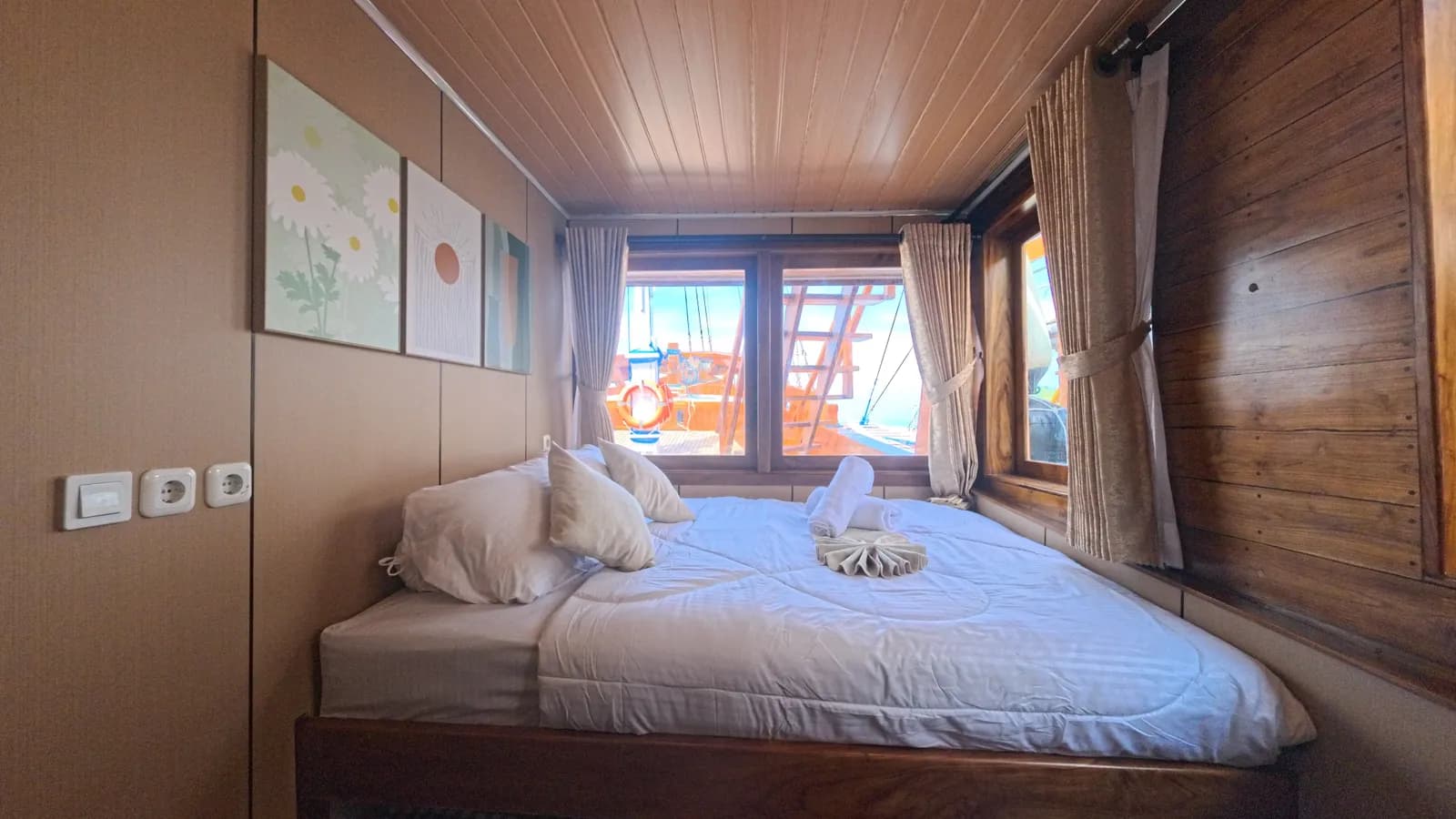 Premiere Panoramic - Komodo Labuan Bajo Phinisi Boat Cabin