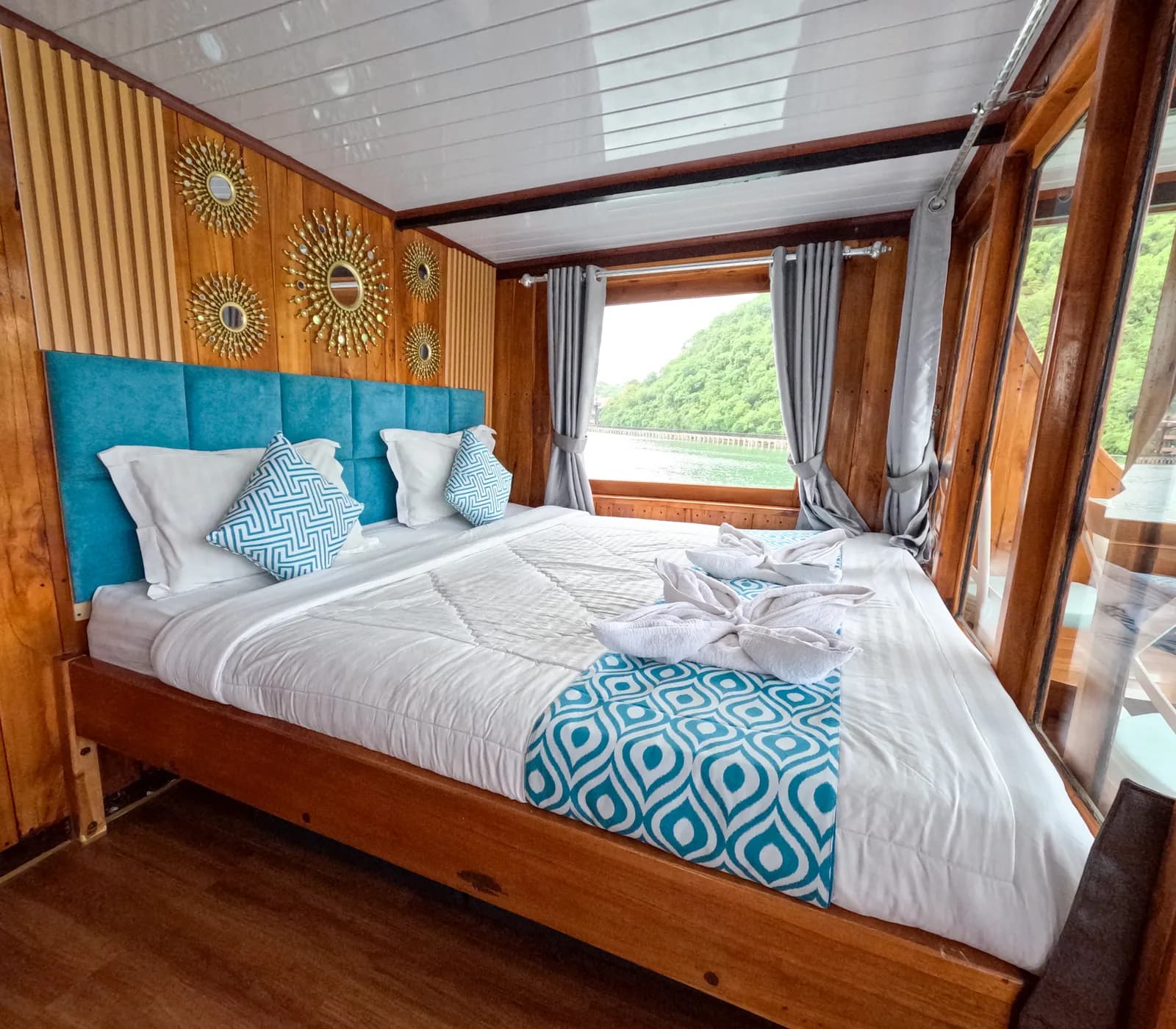 Master Cabin - Komodo Labuan Bajo Phinisi Boat Cabin