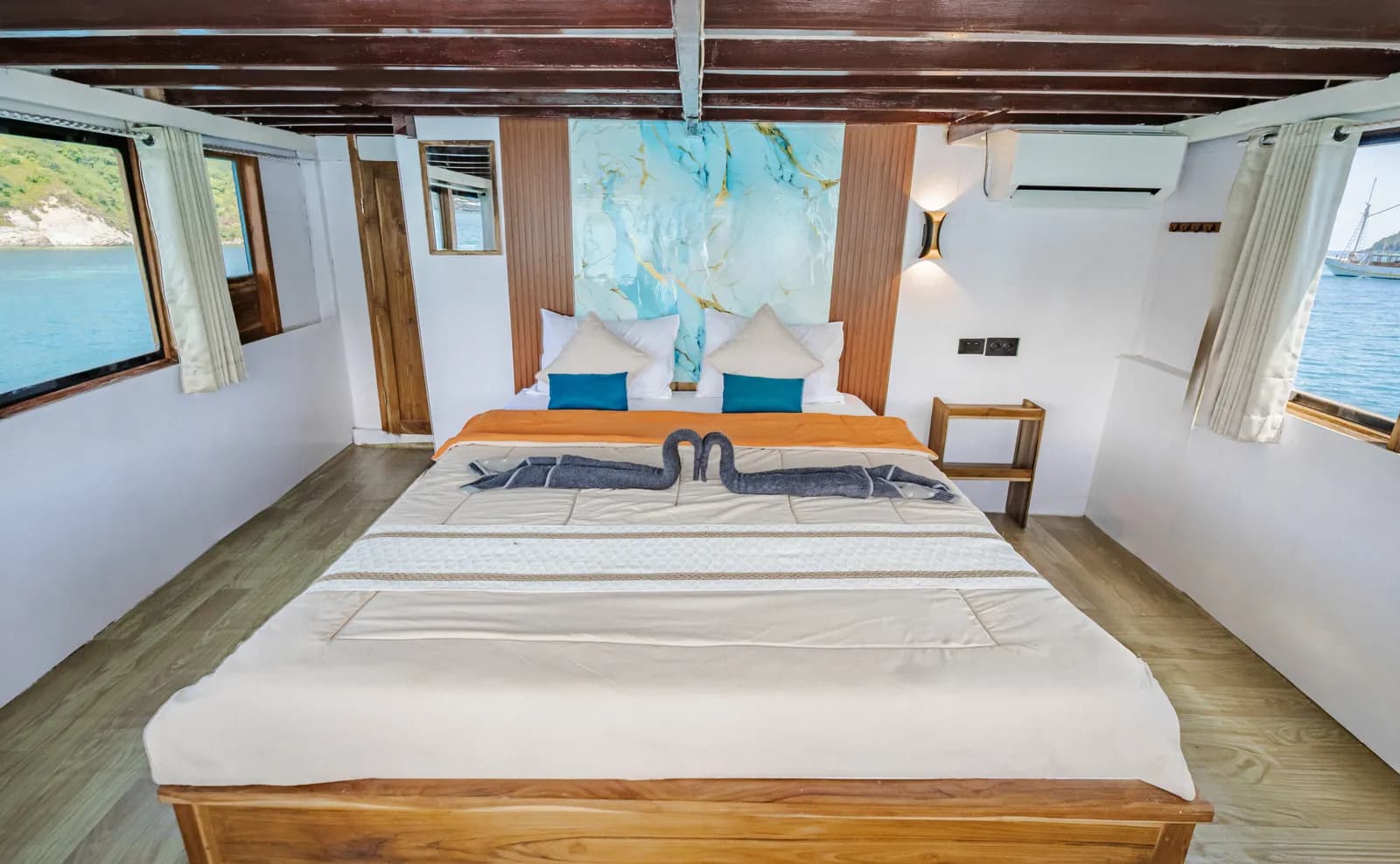 Master Cabin 1 - Komodo Labuan Bajo Phinisi Boat Cabin