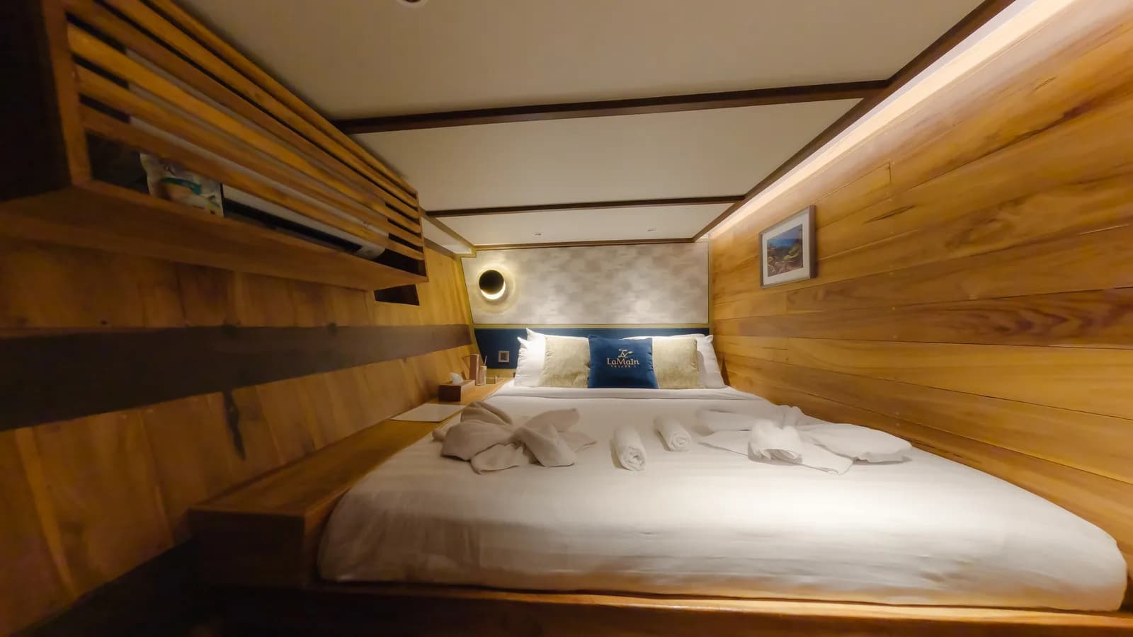 Praha Cabin - Komodo Labuan Bajo Phinisi Boat Cabin