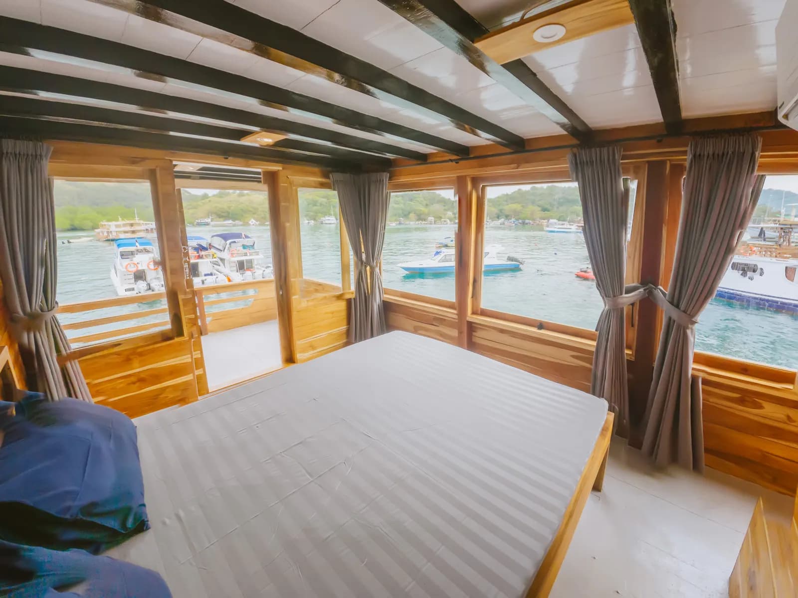 Master Cabin 1 - Komodo Labuan Bajo Phinisi Boat Cabin
