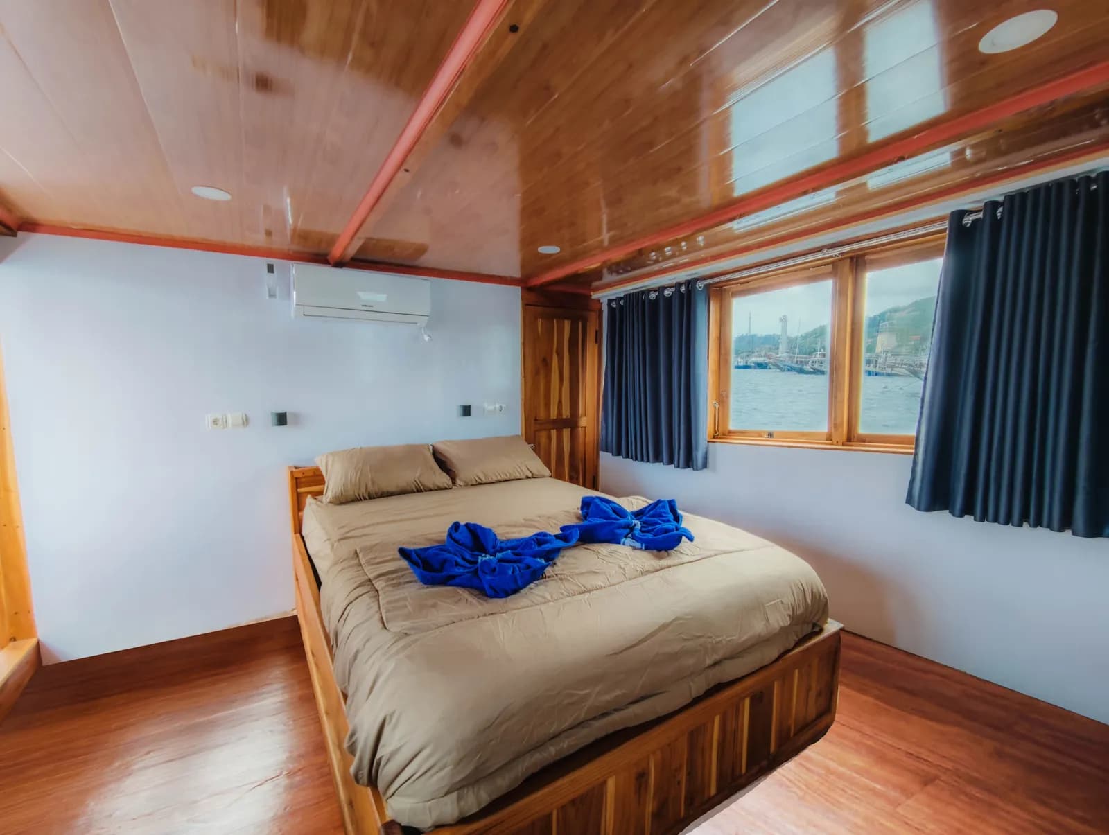 Suite Room - Komodo Labuan Bajo Phinisi Boat Cabin