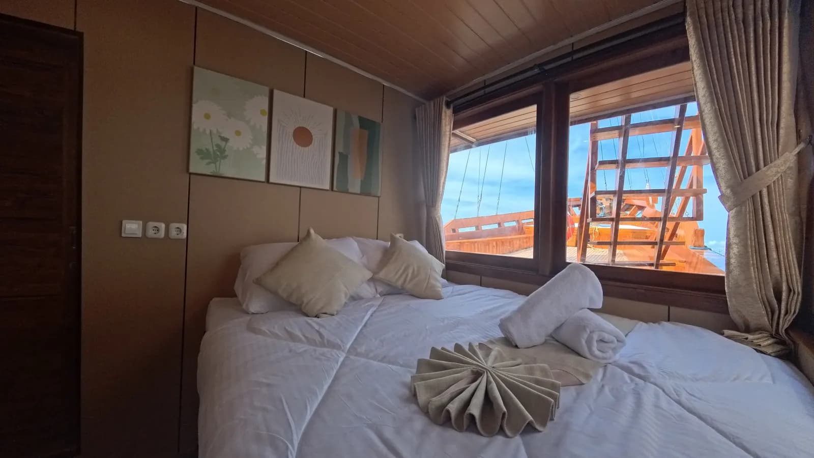 Premiere Panoramic - Komodo Labuan Bajo Phinisi Boat Cabin