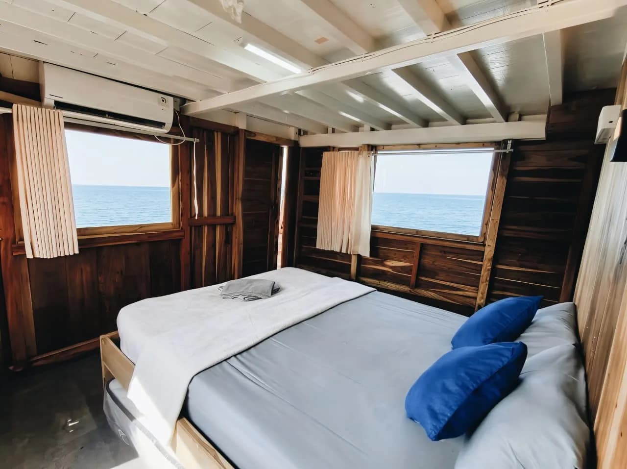 Master Cabin - Komodo Labuan Bajo Phinisi Boat Cabin