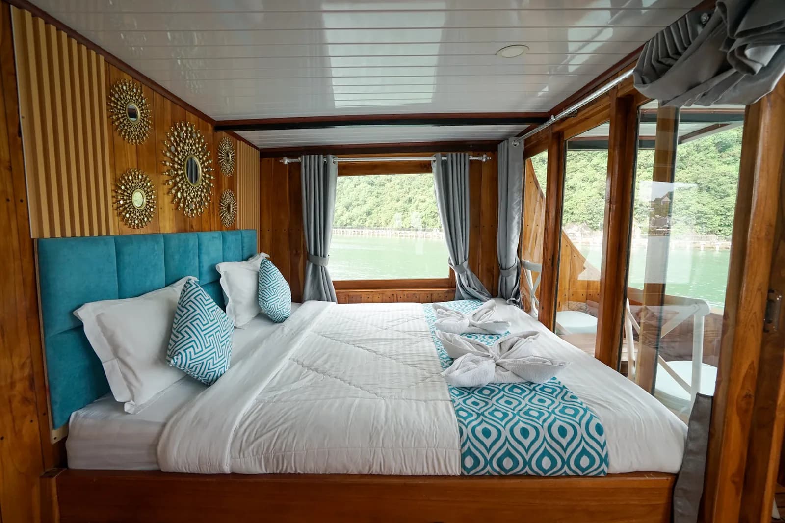 Master Cabin - Komodo Labuan Bajo Phinisi Boat Cabin