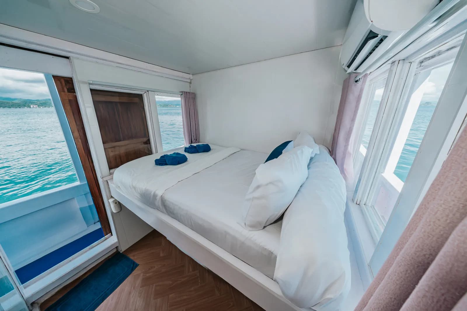 Deluxe Cabin - Komodo Labuan Bajo Phinisi Boat Cabin