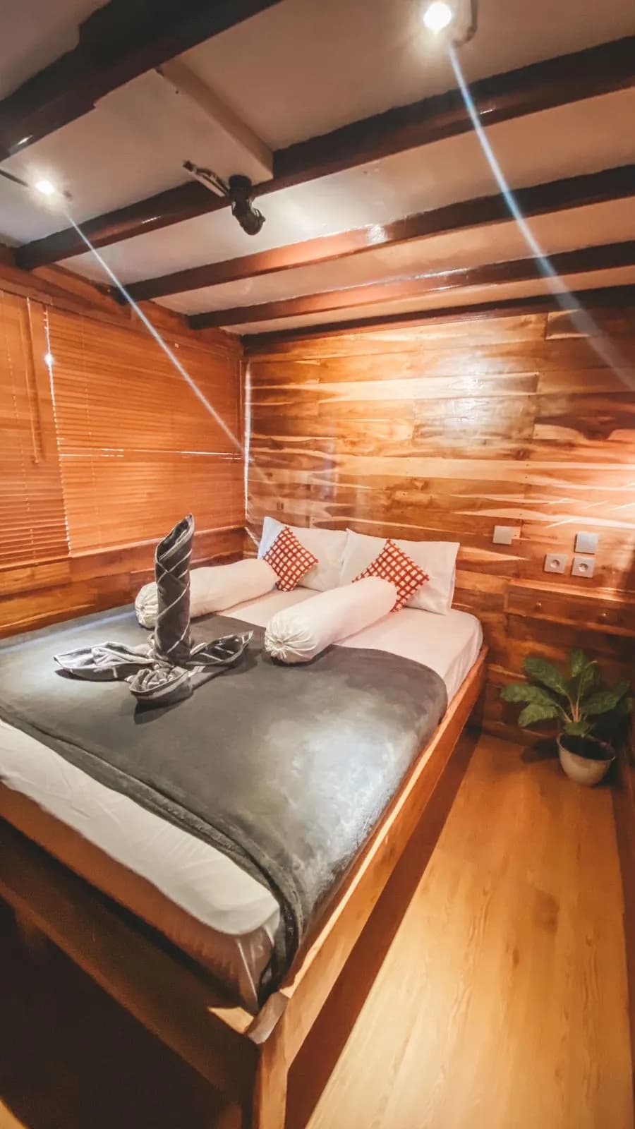 Flounder Room - Komodo Labuan Bajo Phinisi Boat Cabin