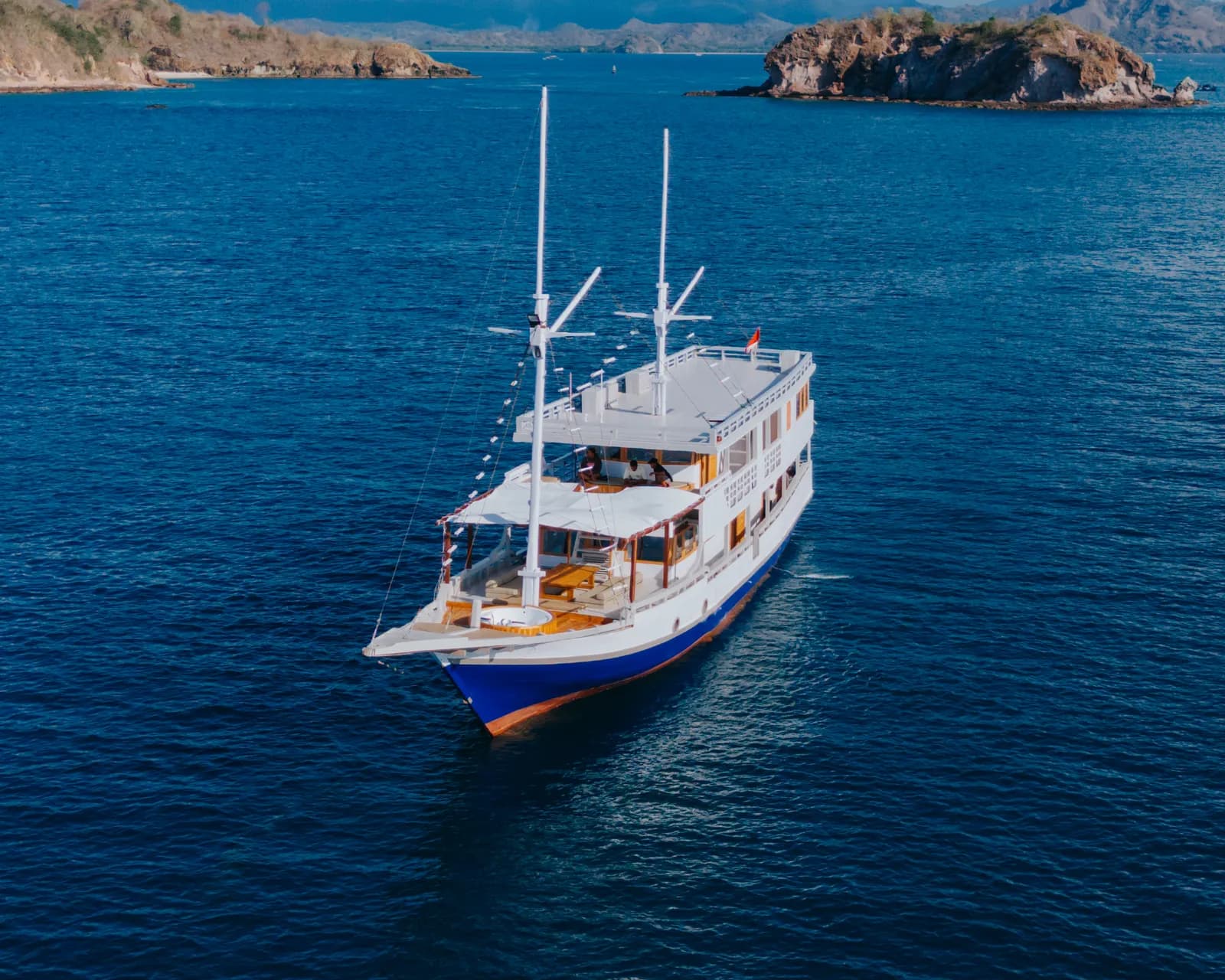 Komodo Tour 3D2N - Bombana 2 Phinisi - Komodo Labuan Bajo Phinisi Boat Tour Package
