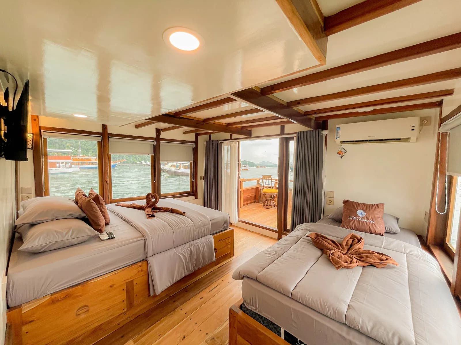 Master Cabin - Komodo Labuan Bajo Phinisi Boat Cabin