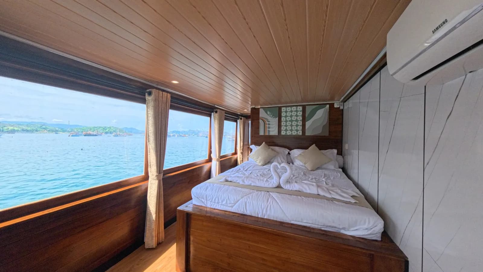 Suite Panoramic Balcony - Komodo Labuan Bajo Phinisi Boat Cabin