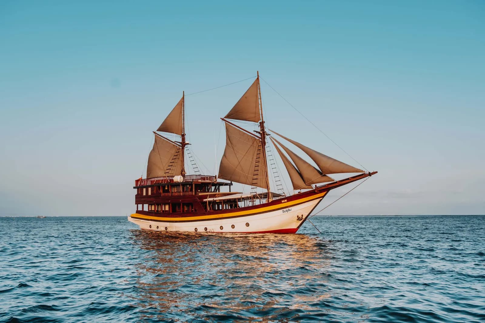 Komodo Tour 3D2N - Behike Luxury Phinisi - Komodo Labuan Bajo Phinisi Boat Tour Package