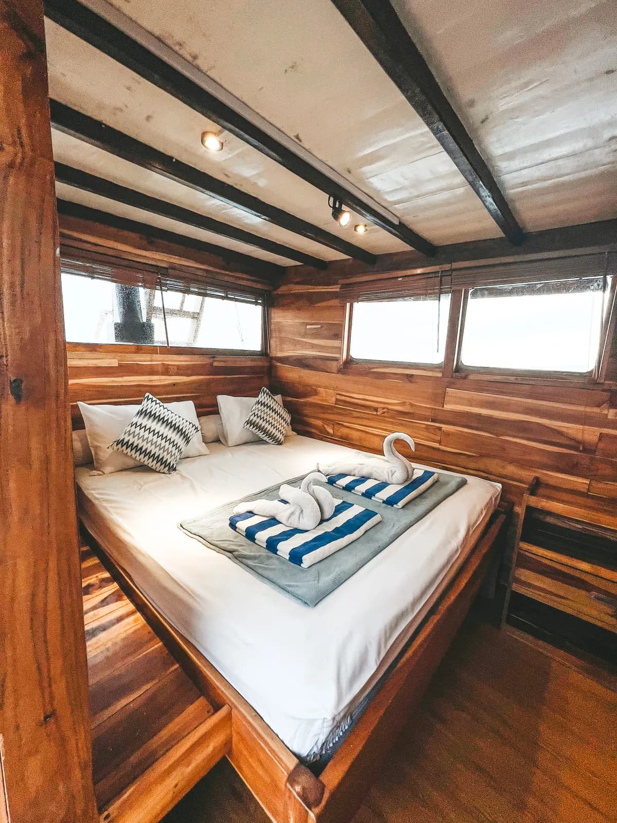 Arafuru Room - Komodo Labuan Bajo Phinisi Boat Cabin