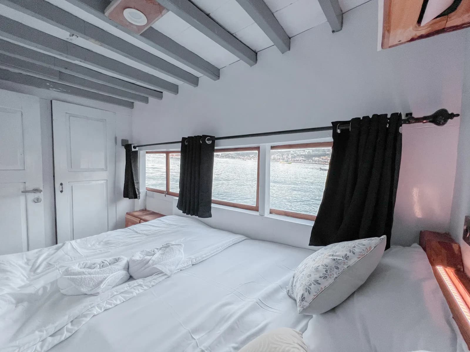 Deluxe Cabin - Komodo Labuan Bajo Phinisi Boat Cabin
