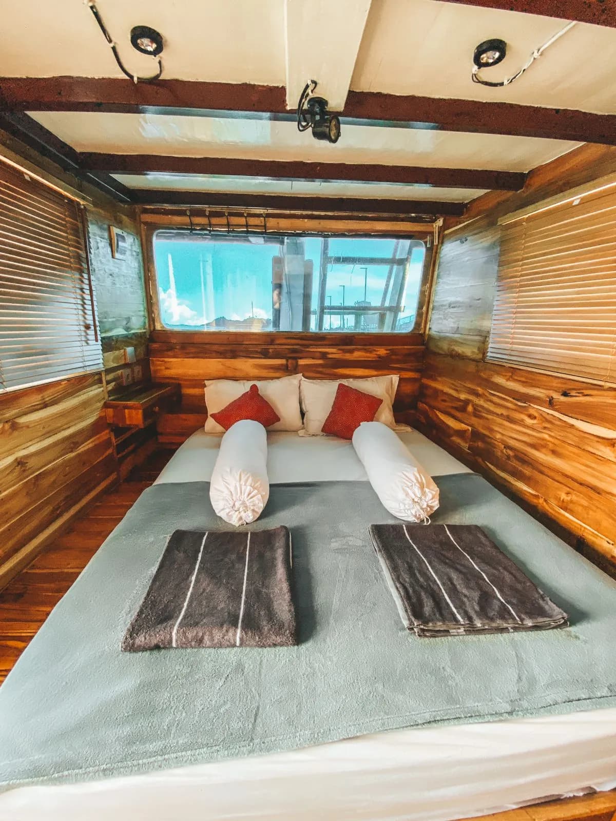 Turtle Room - Komodo Labuan Bajo Phinisi Boat Cabin