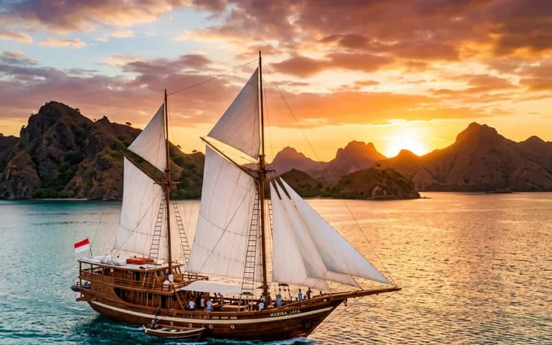 Master Panoramic Balcony - Komodo Labuan Bajo Phinisi Boat Cabin