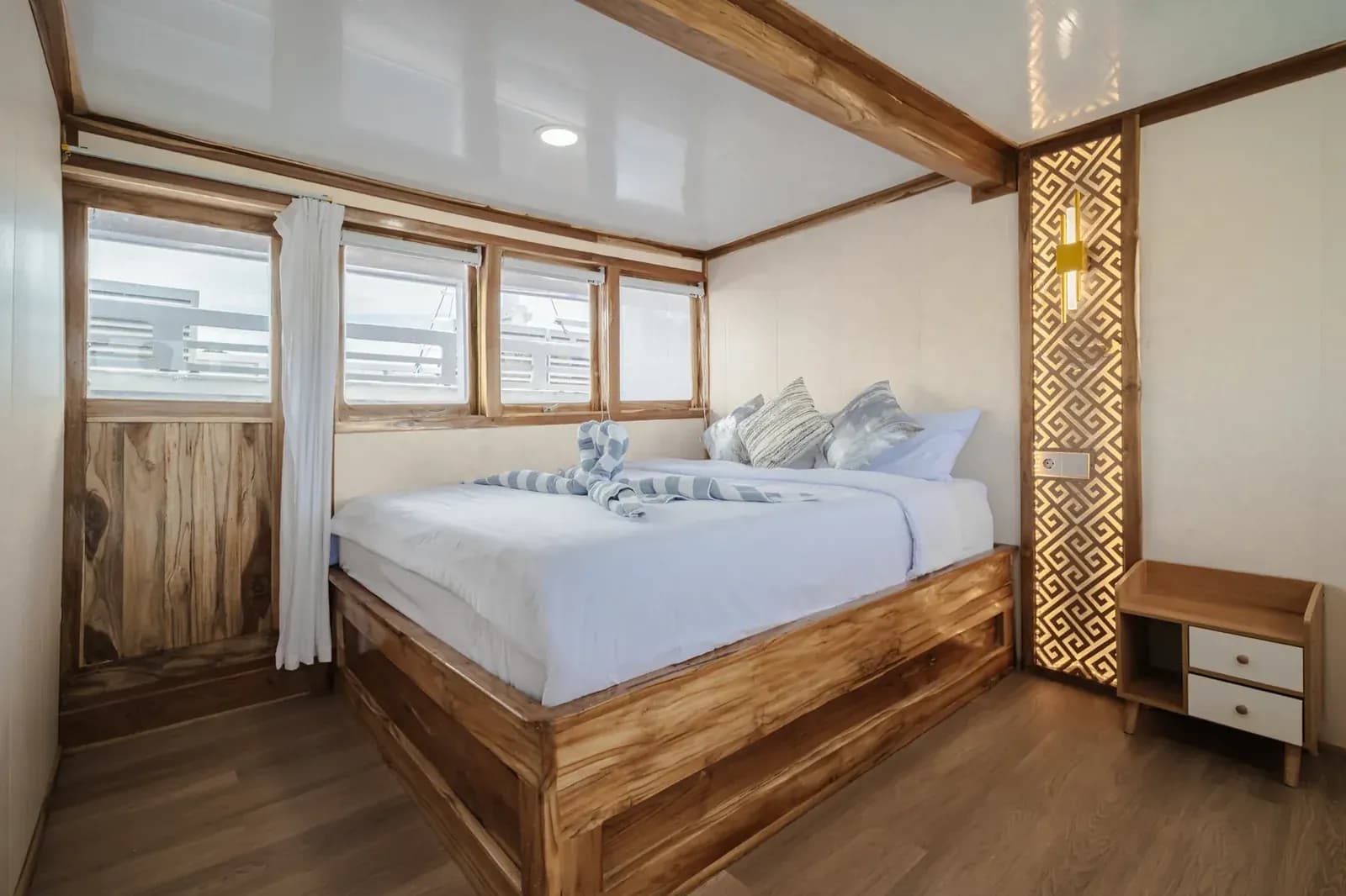 Deluxe Balcony Cabin - Komodo Labuan Bajo Phinisi Boat Cabin