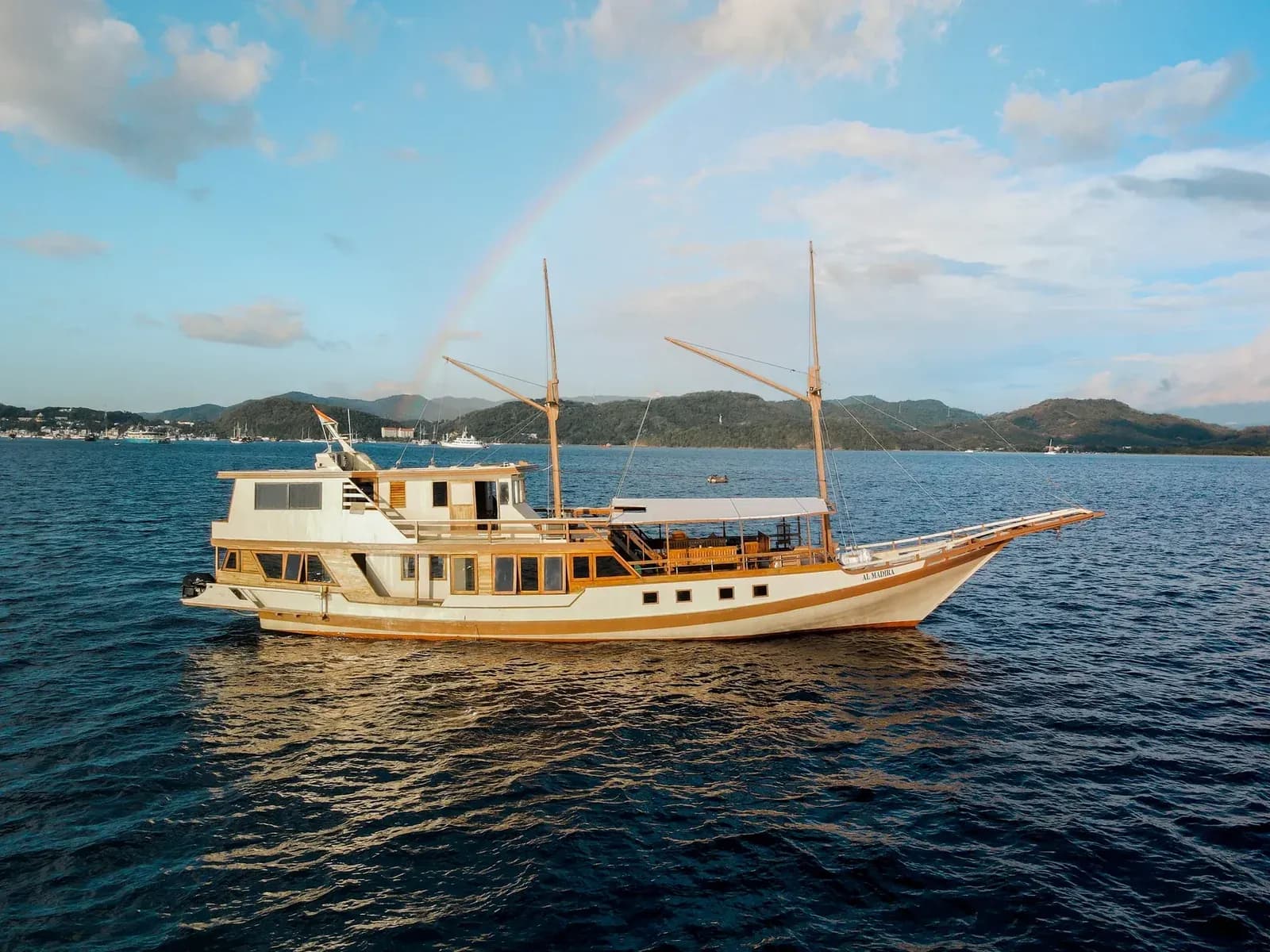 Komodo Tour 3D2N - Almadira Phinisi - Komodo Tour 3D2N - Almadira Phinisi - Full Day Tour Komodo