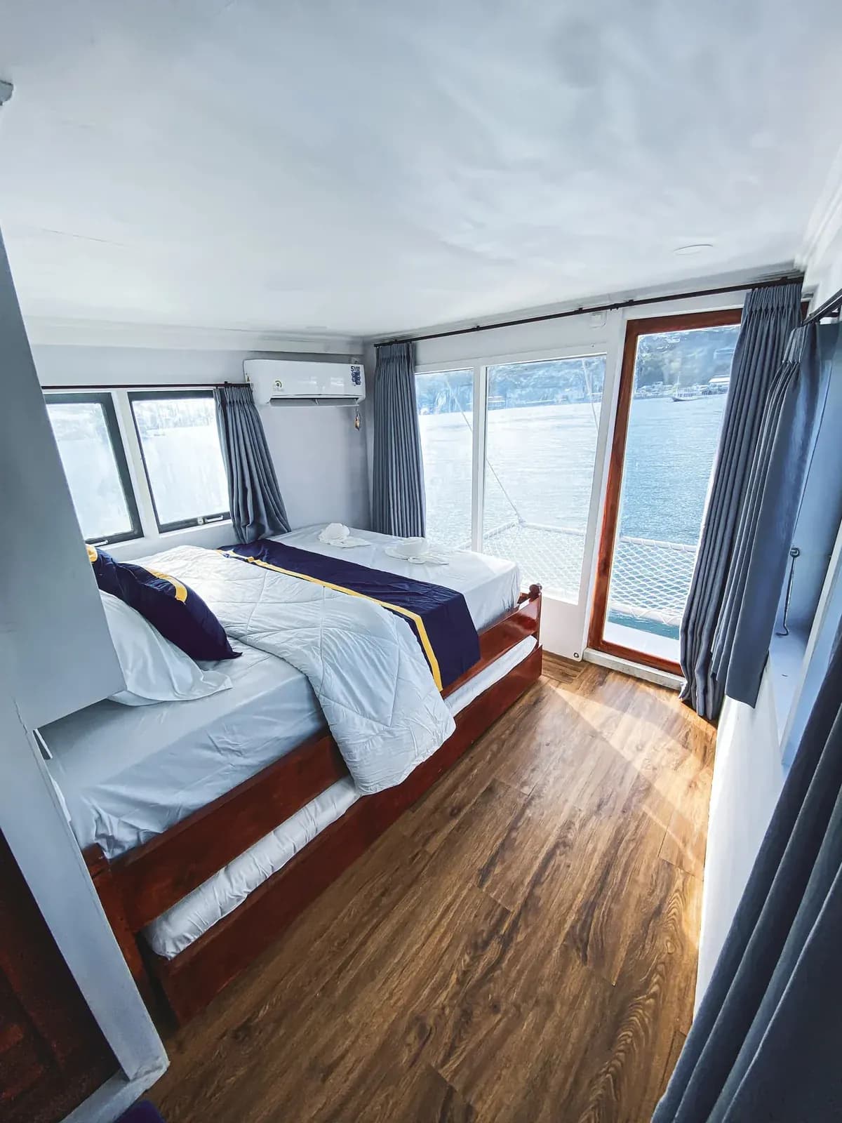 Master Cabin - Komodo Labuan Bajo Phinisi Boat Cabin