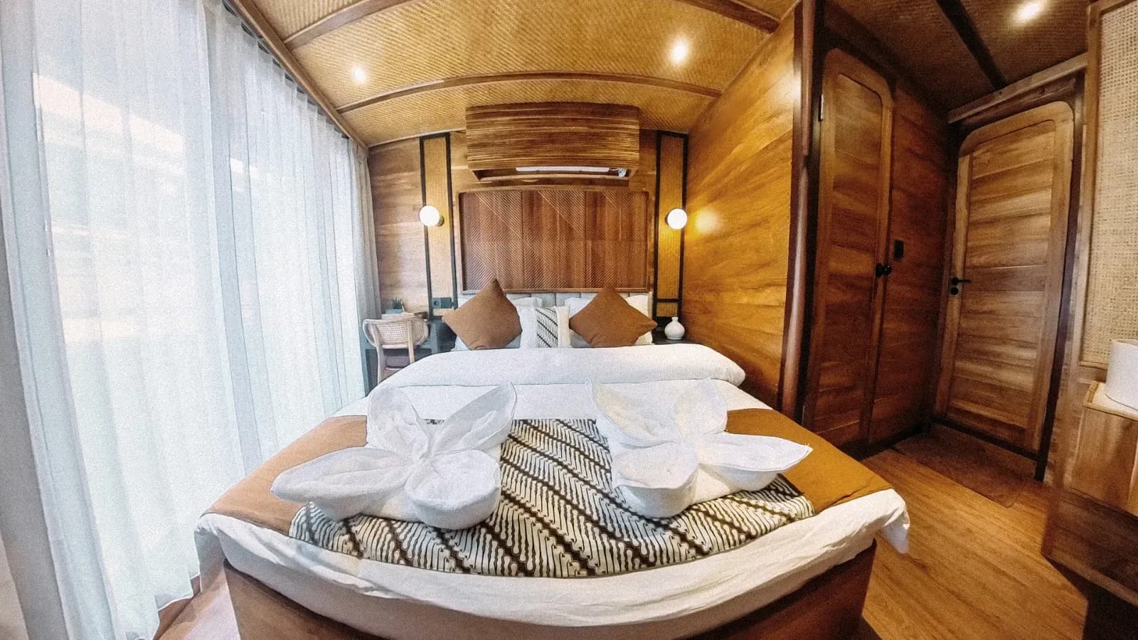 Batik Cabin - Komodo Labuan Bajo Phinisi Boat Cabin