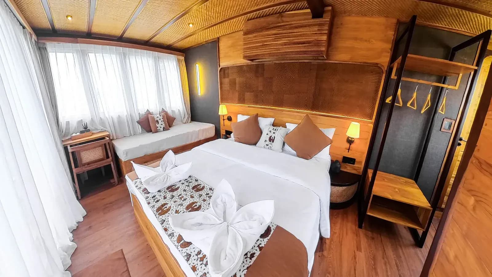 Candi Cabin - Komodo Labuan Bajo Phinisi Boat Cabin