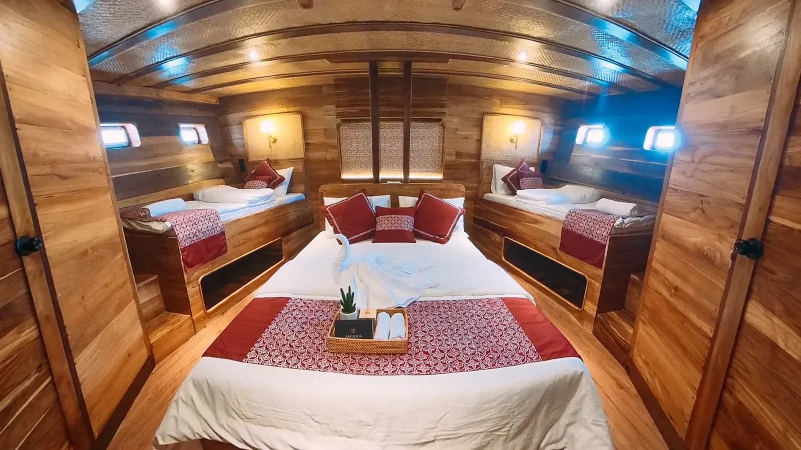Sasando Cabin - Komodo Labuan Bajo Phinisi Boat Cabin