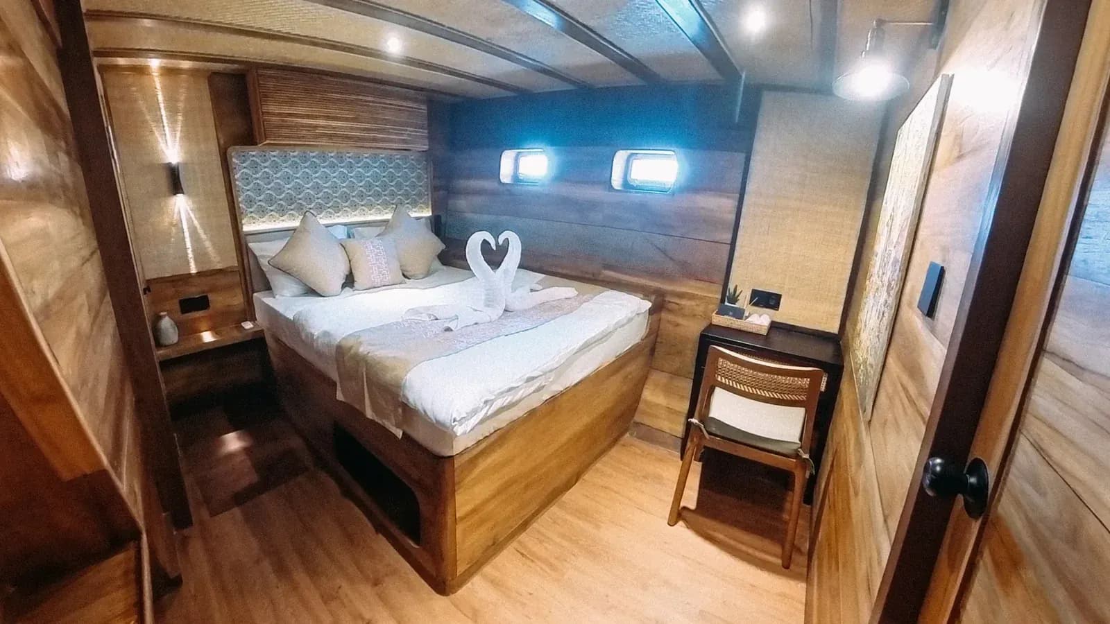 Tenun Cabin - Komodo Labuan Bajo Phinisi Boat Cabin