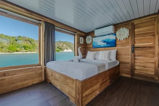 Master Cabin - Komodo Labuan Bajo Phinisi Boat Cabin