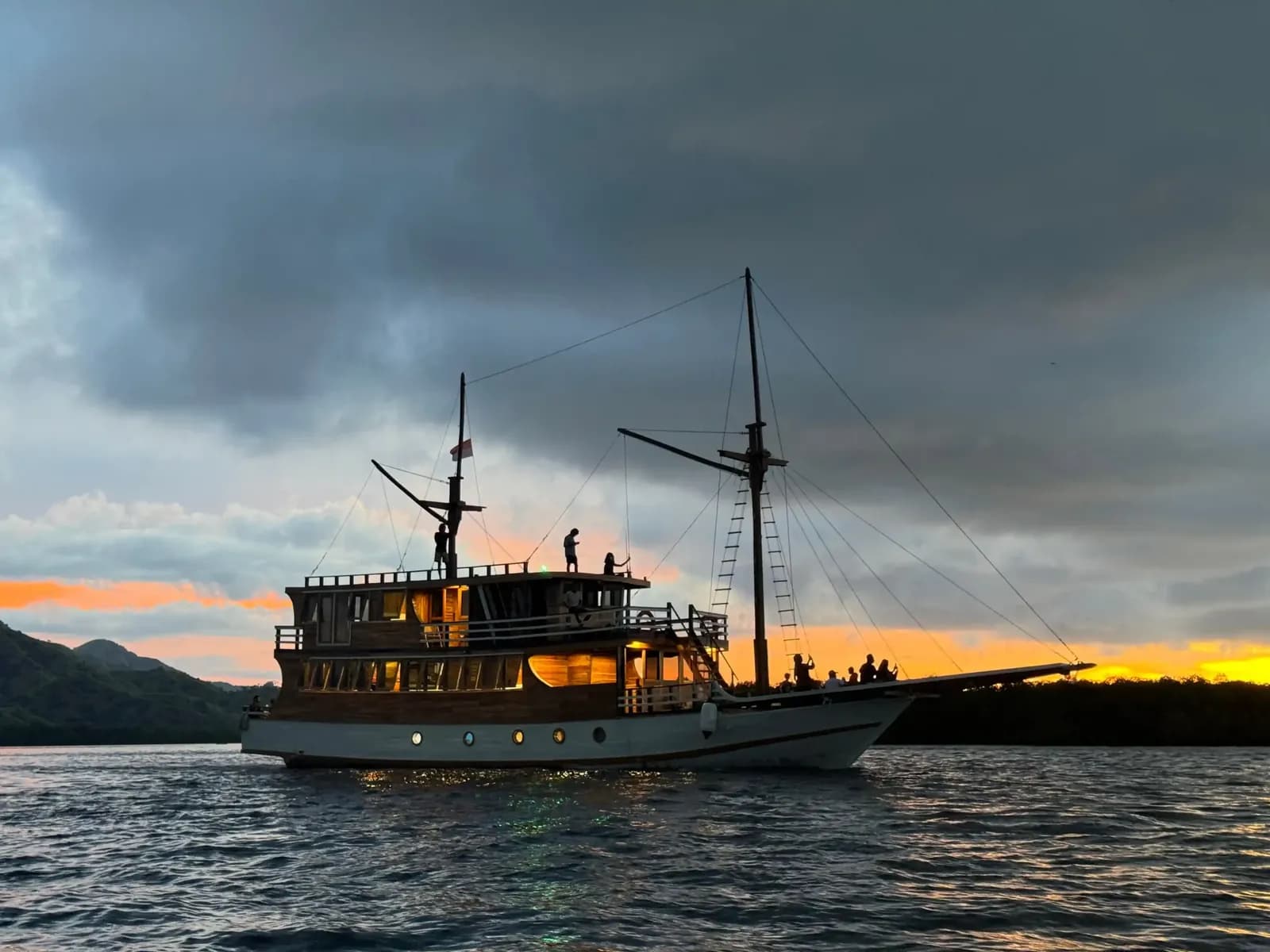 Private Charter – Bajo Sunset 2 - Private Charter – Bajo Sunset 2 - Full Day Tour Komodo