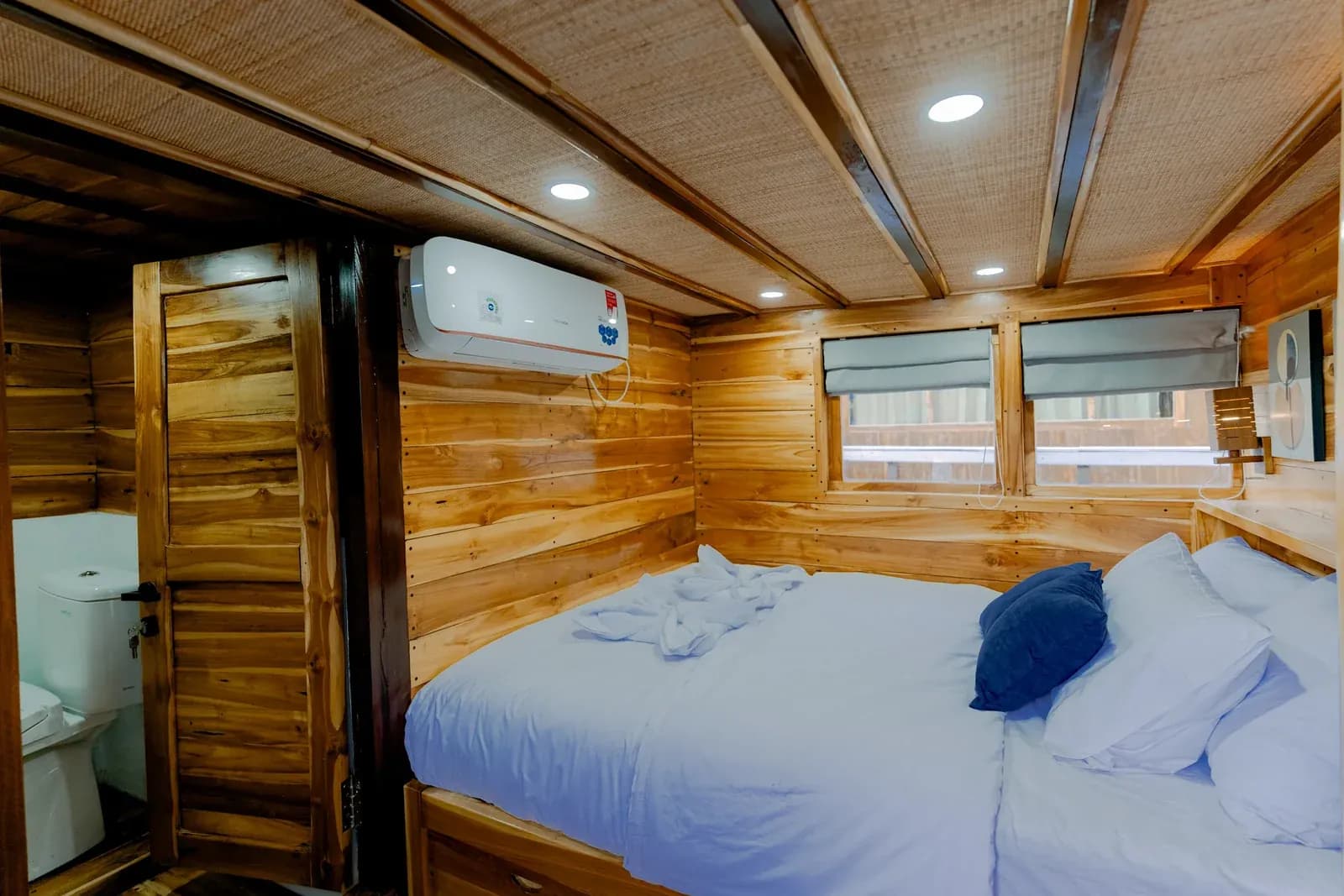 Bonelalo - Komodo Labuan Bajo Phinisi Boat Cabin