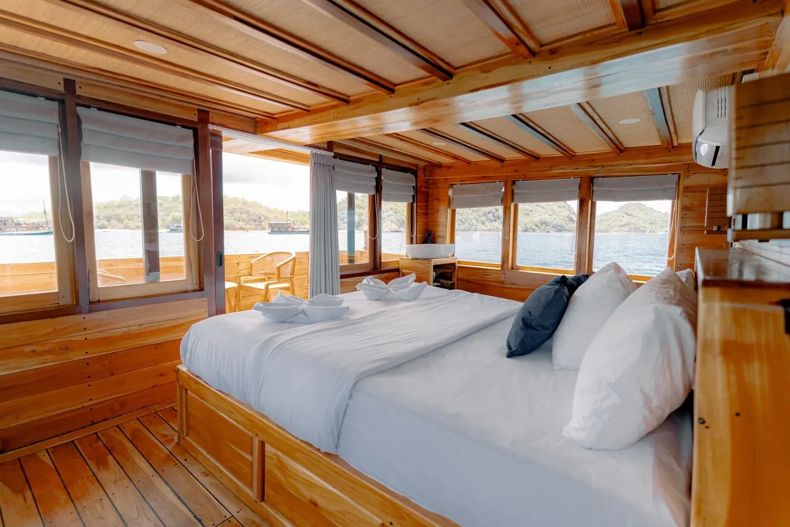 Nirwana - Komodo Labuan Bajo Phinisi Boat Cabin