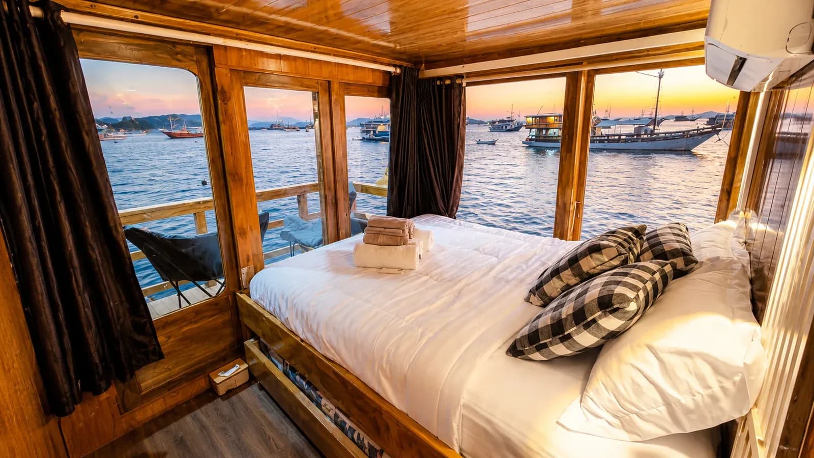Deluxe Cabin - Komodo Labuan Bajo Phinisi Boat Cabin