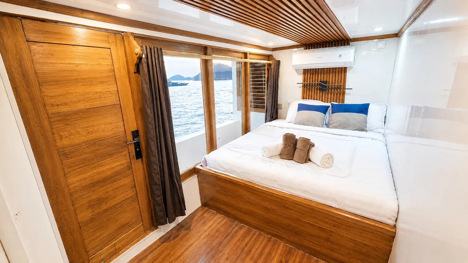 Master Cabin - Komodo Labuan Bajo Phinisi Boat Cabin