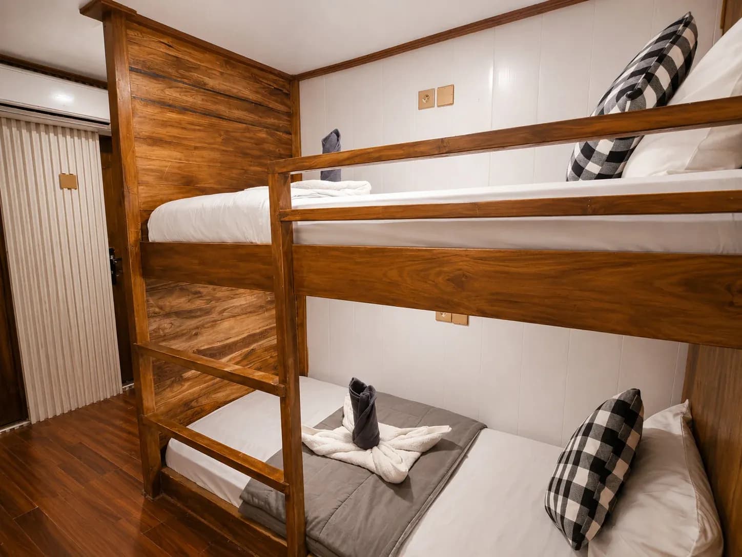 Shared Cabin - Komodo Labuan Bajo Phinisi Boat Cabin