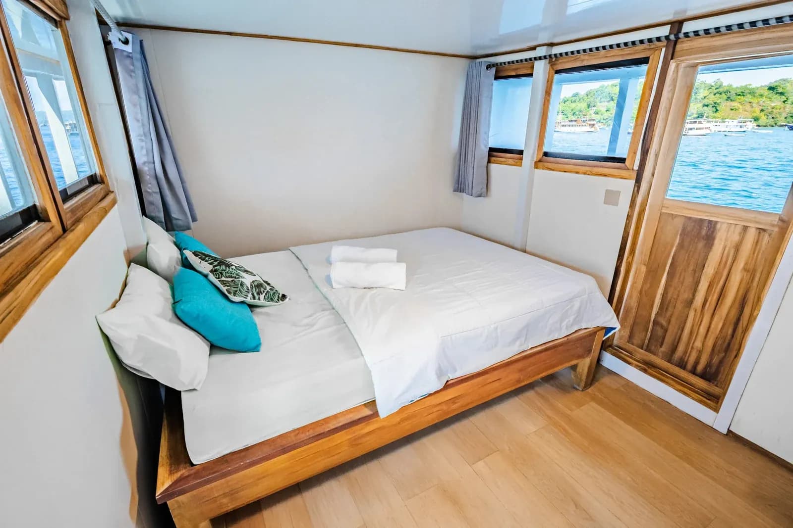 Private Balcony - Komodo Labuan Bajo Phinisi Boat Cabin