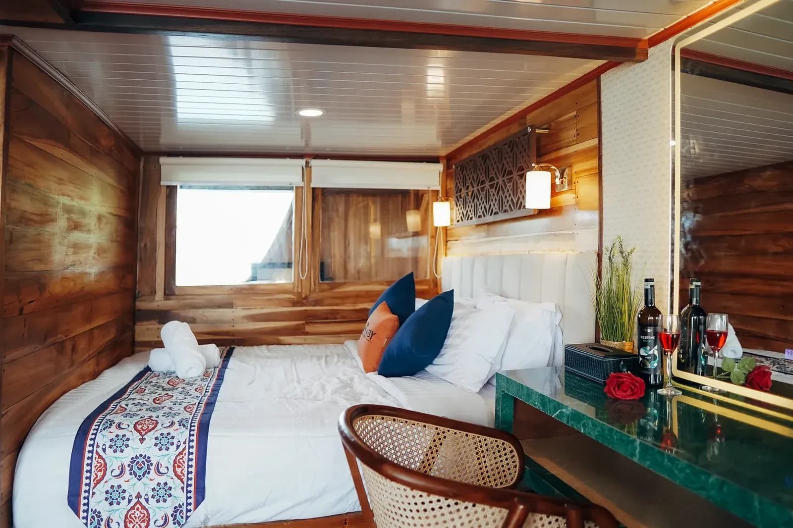 Bulukumba Cabin - Komodo Labuan Bajo Phinisi Boat Cabin